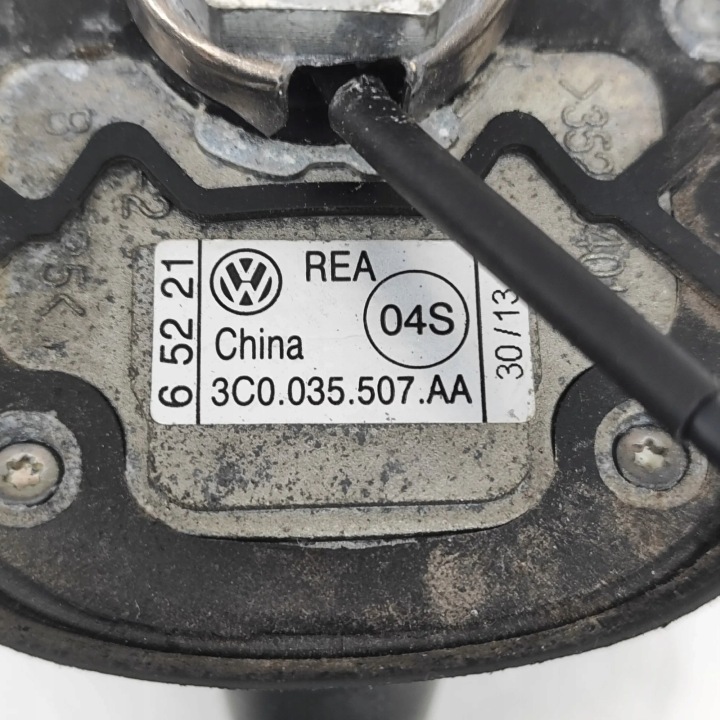 VW SCIROCCO 137, 138 Antena 2013 12