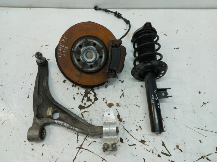 MERCEDES W118 CLA 1.3B Sospensione Anteriore Destro ammortizzatore braccetto Mozzo FUSELLO