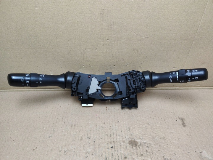 steering wheel levers and controls Toyota Sienna 3 2011