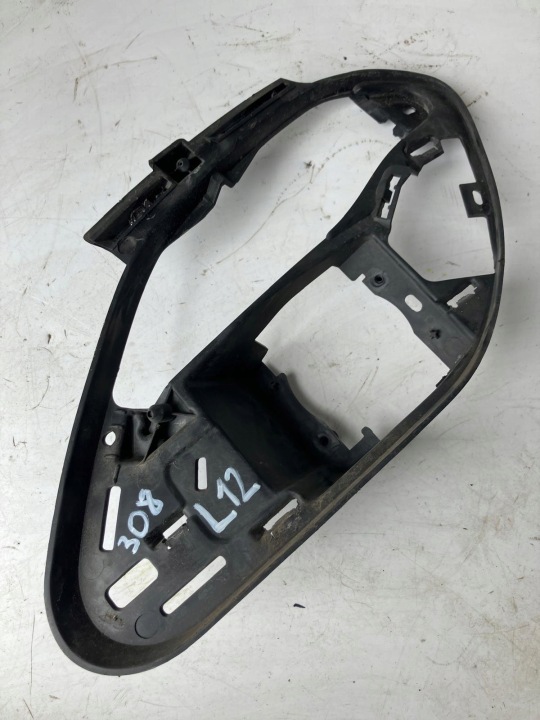 Halter des Nebelscheinwerfers KIEROWKOWSKAZU links PEUGEOT 308 T9 AA36136998 ALLURE