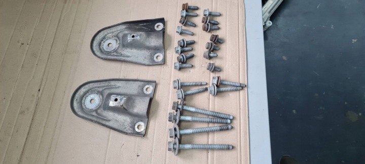 A6 C6 LIFT Schraube Schrauben SANEK KOLYSKI BELKI Achsträgers vorne KOMPLET