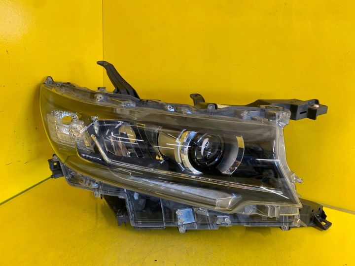 light right Toyota Land Cruiser 150 18- Full led