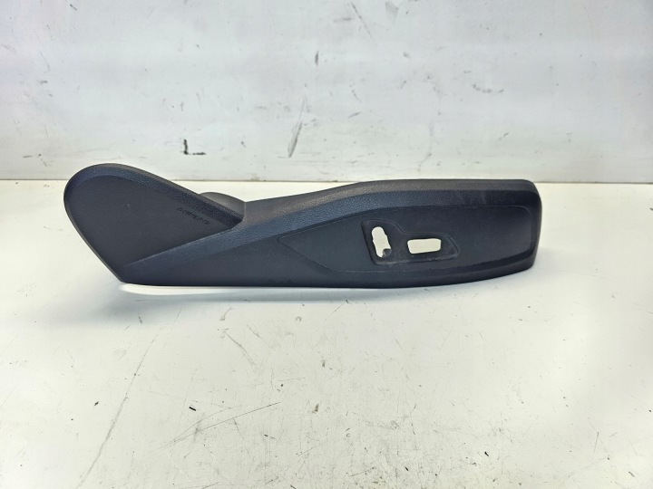 kryt záslepka sedačka pravá AUDI A4 B9 8W0881326Q
