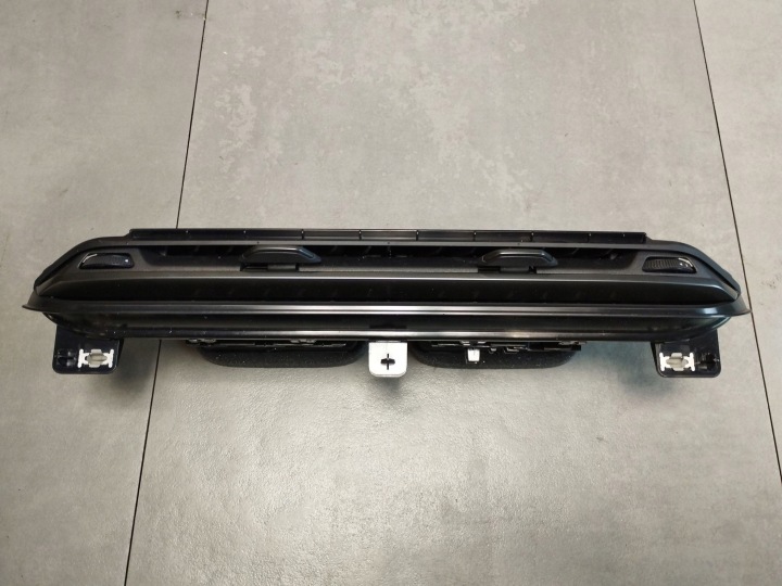 Audi A5 B10 Lüftungsgitter des lüfters Armaturenbrett rozdzielczej 8B3820951