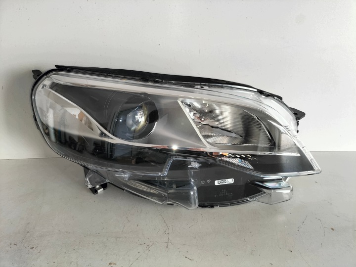 Feux phare Avant reflektor Droit PEUGEOT EXPERT III 16- TRAVELLER XENON