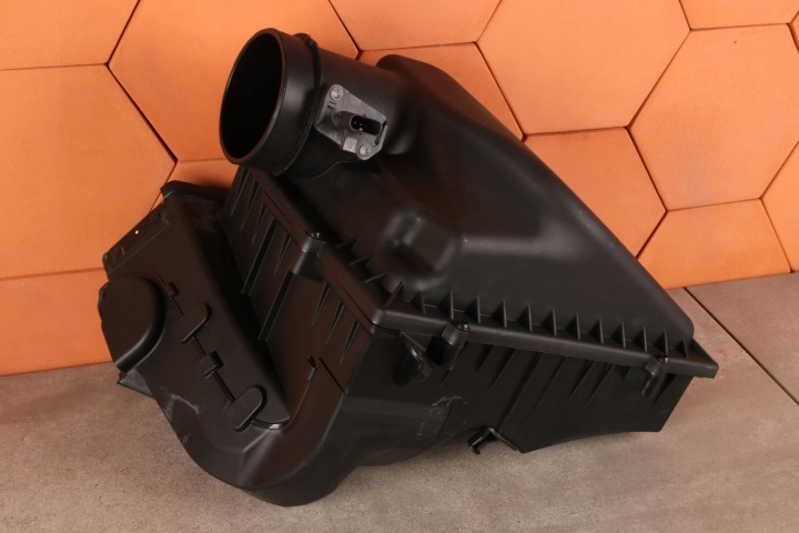 BMW G11 G12 G14 G15 G16 G30 G31 G32 X5 G05 cover of a filter, air 8591831