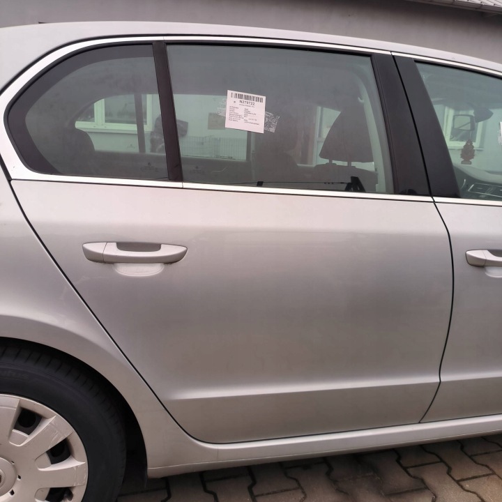 dveře pravé záď LA7W SKODA SUPERB II LIFT