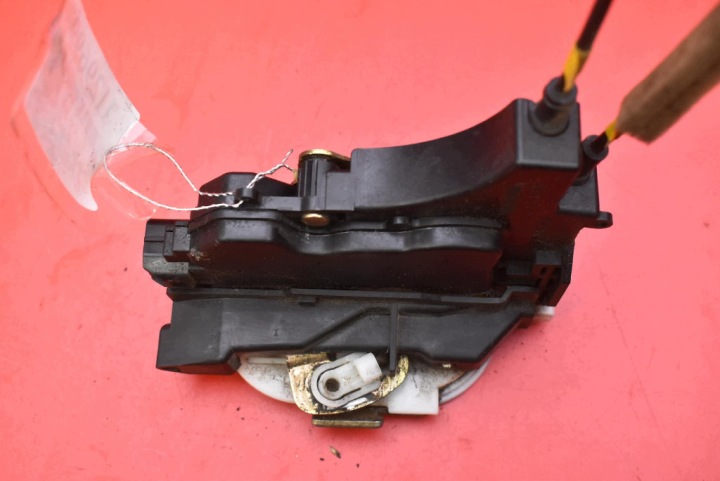 zámok dvere ľavý predok predný EU MITSUBISHI GRANDIS 1 a 03-11