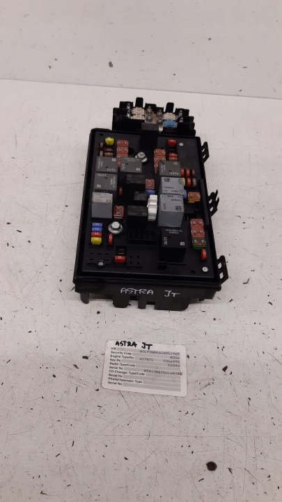 Szkerény biztosítékszekrény Opel Astra J 1,7 CDTI
