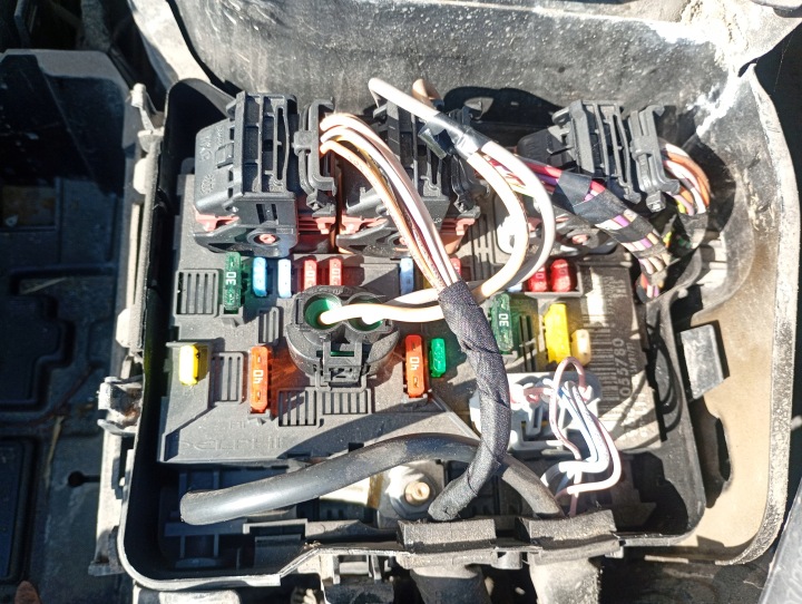 Peugeot 207 07-13 Kasten der Sicherungen 1.4 16V OE 966 4055780/L11-00