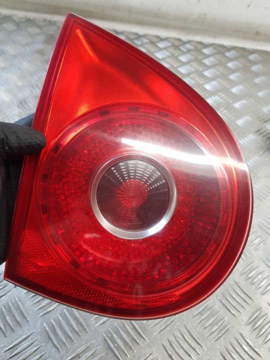 LAMPA leader Обратно в гърба на Zzoemcodez VW GOLF V 05R- 10