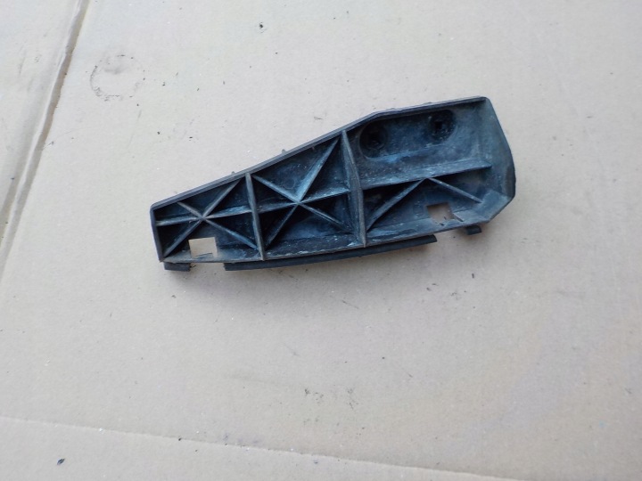 držák nárazníku pravý záď toyota corolla verso II 52562-0F010