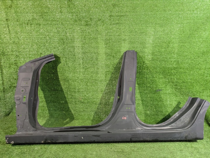 Stlpik Prah ľavý NISSAN MICRA K14 NR.P628