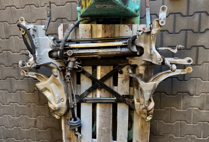 AUDI A4 B8 axle beam subframe of the engine control EU of the arm complete front ZAWIE