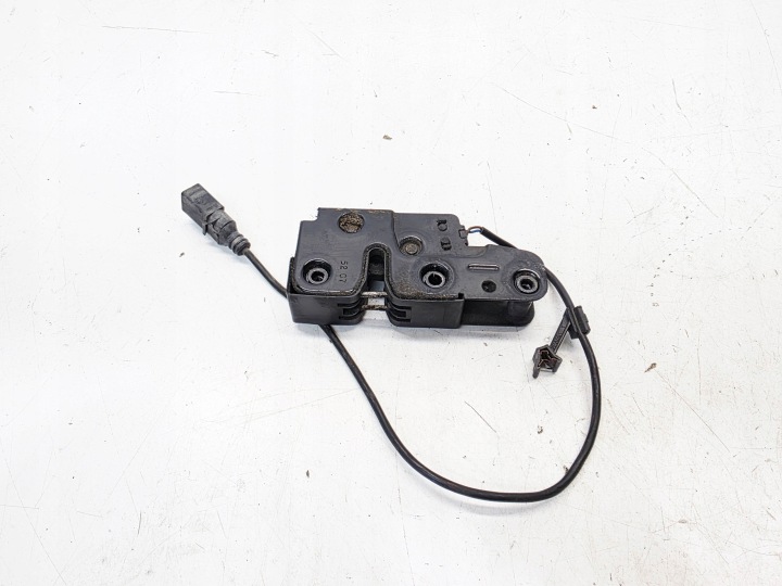 zámek kapoty RYGIEL Z stěny předního AUDI A4 B8 A5 8T Q5 8K0823509