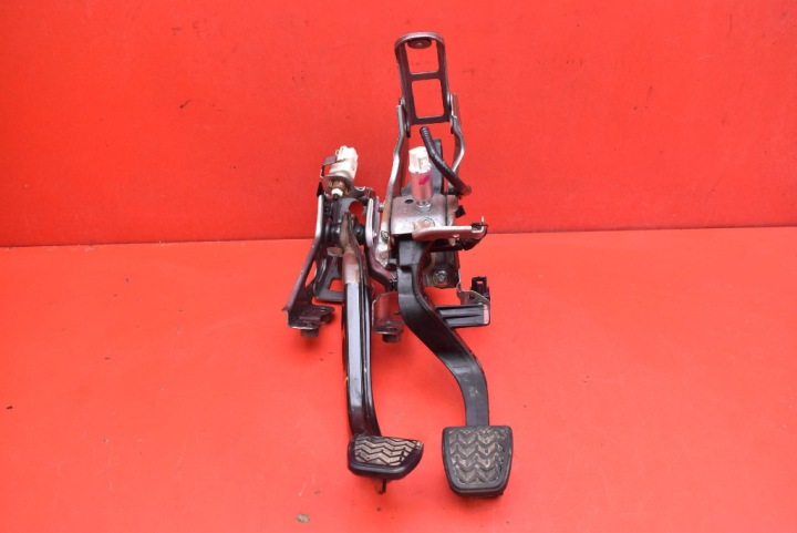 PEDAL pedali , pedale frizione freno TOYOTA YARIS 3 III 1.5 DUAL VVT-IE 111 KM