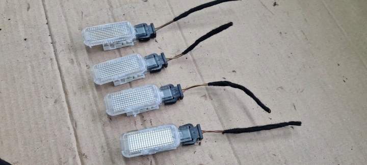 A6 C6 LIFT Licht Innen- OSWIETLENIE KOMPLET 4X 8D0947415 A4 B6 B7