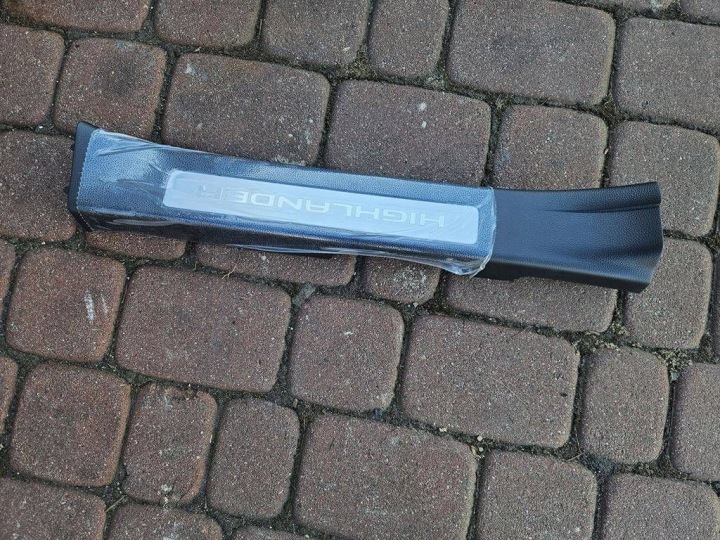 cover cover of the threshold threshold right plast Toyota Highlander XU70 67913-0E110