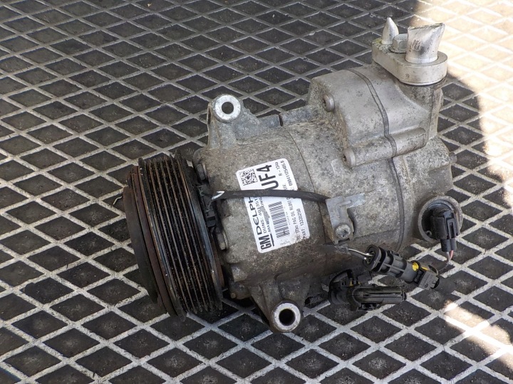 OPEL ASTRA J 1.6 CDTI compressor pump of the air conditioning 13335250 UF4