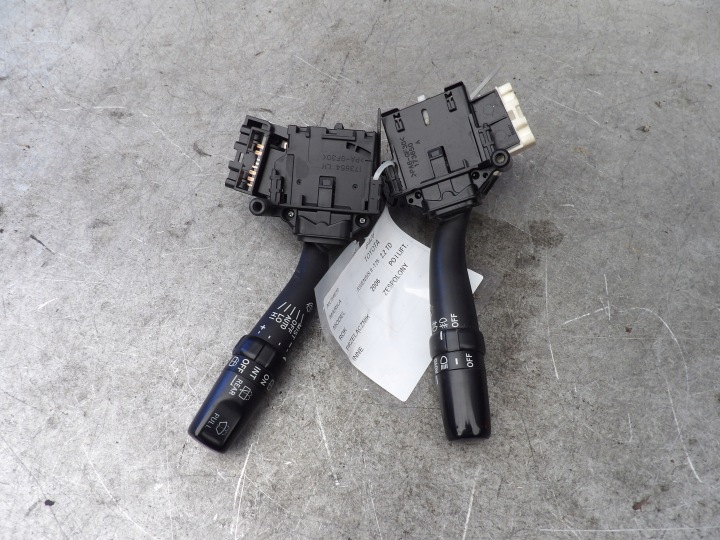 Toyota Avensis II T25 steering wheel levers and controls