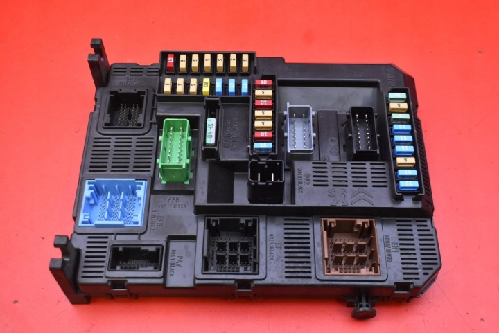 Kasten der Sicherungen BSI 9819850080 PEUGEOT 2008 1 und 1.2 T 110 KM 17-20