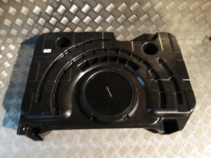 IDEALNY SUBWOOFER HARMAN KARDON MASERATI LEVANTE 1