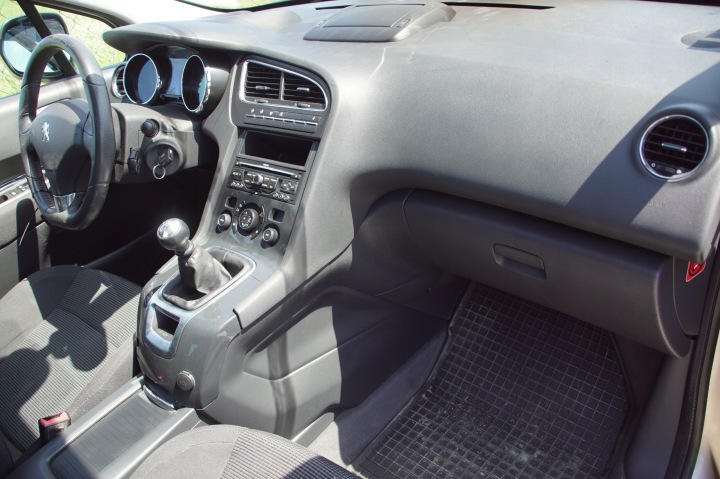 přístrojová deska kokpit napínací pásy airbag NAVI PEUGEOT 5008 a