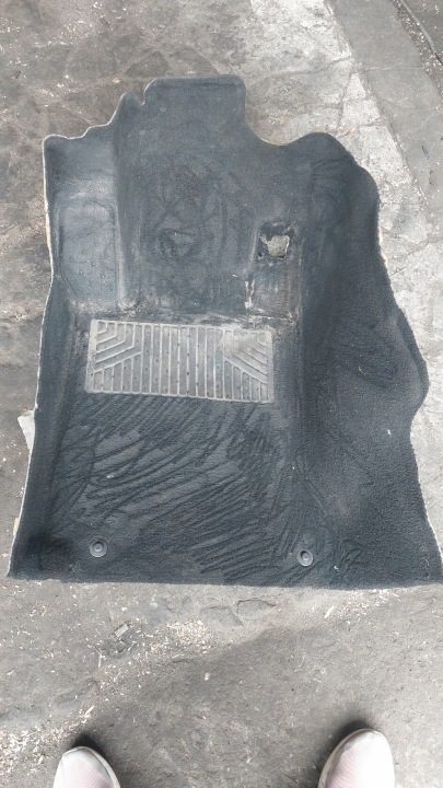 Tapis Revêtement de sol Gauche Avant MERCEDES W204 C KLASA EUROPA A2046800540