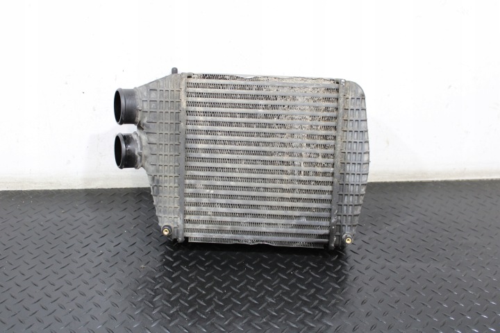 chladič intercoolera MASERATI LEVANTE M161 670035636