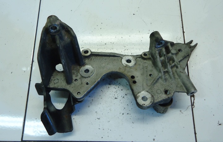 VW AUDI A4 B8 A5 8T 2.7 TDI V6 CAM holder of injection pump 059130147P