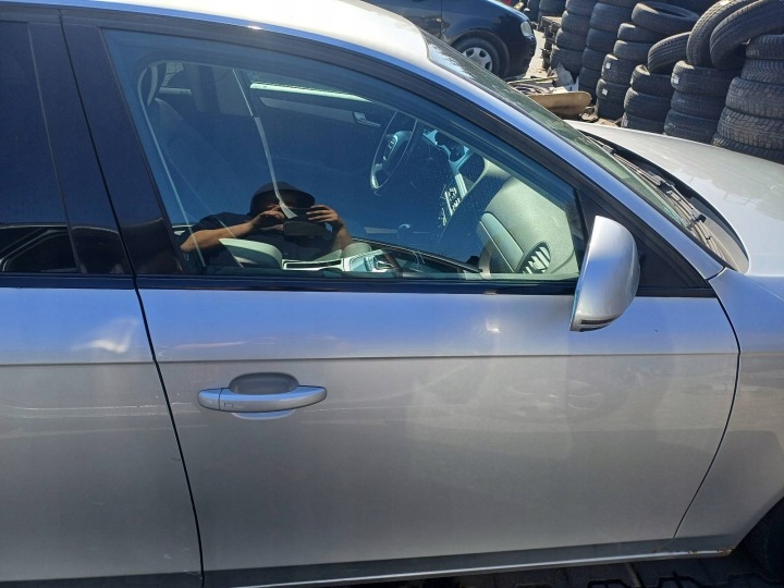 dveře kompletní pravý předek AUDI A4 B8 LX7W
