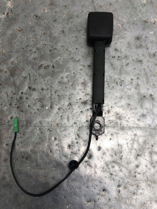ZAPINKA steny ľavý predok VW TOURAN III 5TA857755A
