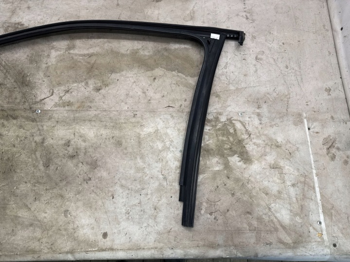 2023 Volkswagen Tiguan Guarnizione vetro porta anteriore 5NA837432 7