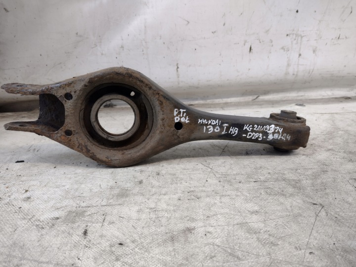 Petit bras Droite Arrière Inférieur Hyundai i30 HB 1,4 16V