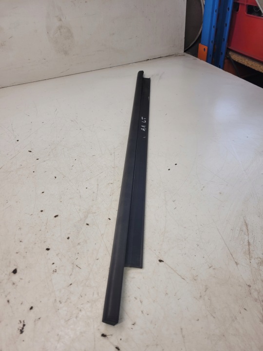 moulding MAT door left rear part AUDI A1 8X4839477