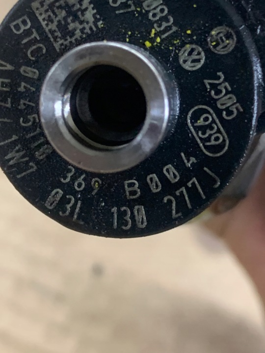 nozzle injector 03L130277J AUDI A3 8P 2.0 TDI CFF 08-13