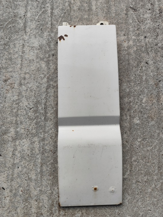 Klapka Blende Abdeckung unter wlewem des Kraftstoffsbehälters Blech VW T5 T5 lift biala