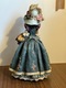 Zdjęcie oferty: Figurka damy w kapeluszu z koszem kwiatów – styl wiktoriański, 31 cm