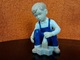 Zdjęcie oferty: Porcelanowa figurka chłopca układającego klocki