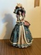 Zdjęcie oferty: Figurka damy w kapeluszu z koszem kwiatów – styl wiktoriański, 31 cm