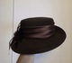 Zdjęcie oferty: elegancki brązowy kapelusz damski z piórami