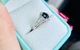 Zdjęcie oferty: Pierścionek z szafirem 1,22ct i 28  diamentami 0,24ct z białego złota 14k