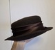 Zdjęcie oferty: elegancki brązowy kapelusz damski z piórami