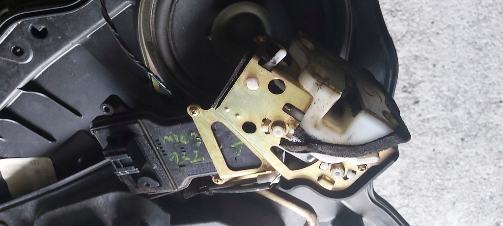 фото №1, Замок дверь левый задняя mazda 2 6 pin