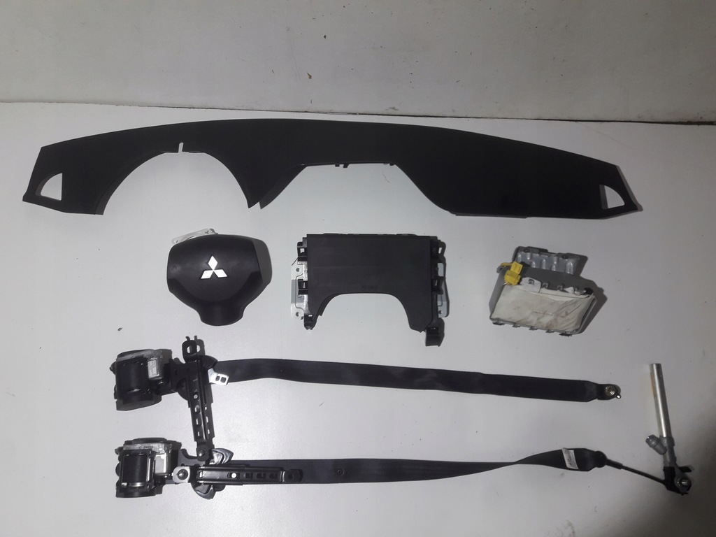 фото №1, Mitsubishi asx приборная панель консоль подушка безопасности подушки безопасности ремни оригинал демонтаж