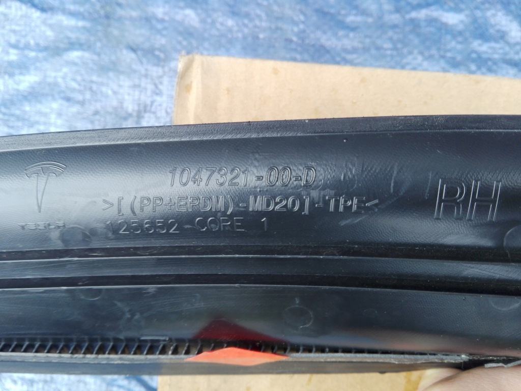 Tesla x обшивка стійка багажника праве 104732100d в Україні