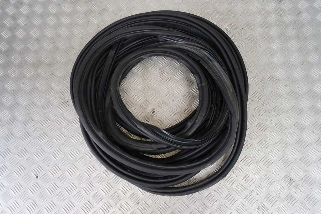 фото №1, Volvo v90 прокладка двері права задня