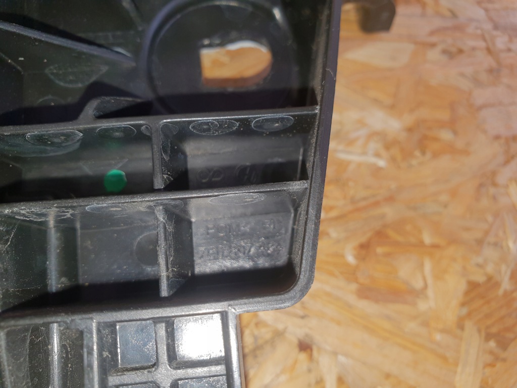 Volkswagen оригінальний номер 760807484 напрямна бампера в Україні