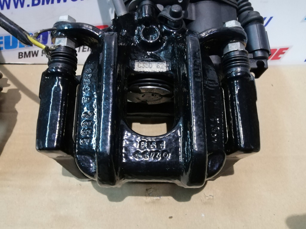 фото №6, Bmw i8 комплект супорти гальмівні чорні jak nowe 6870627 6870628 1096km