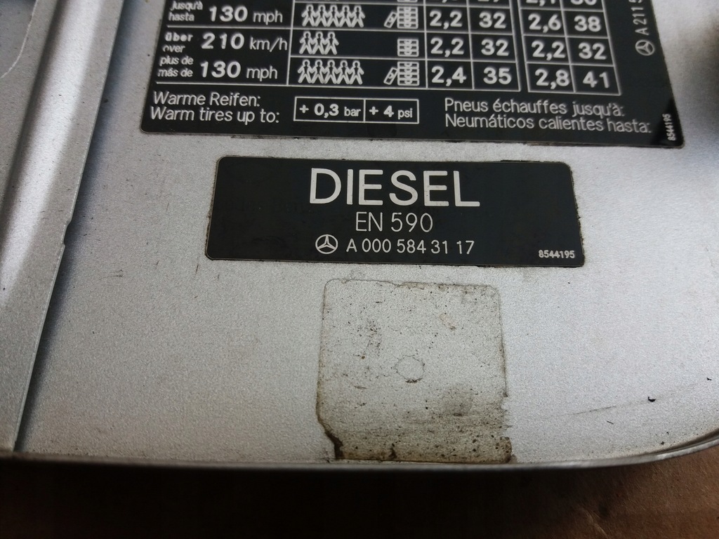 фото №4, Кришка заливної пального mercedes w211 sedan 744